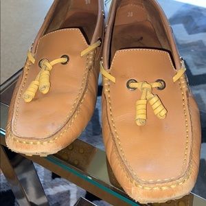 Tod’s women’s tan leather driving shoes w/tassels